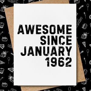 以下が含まれることがあります： 「Awesome Since January 1962」と黒文字で書かれた白いカードです。