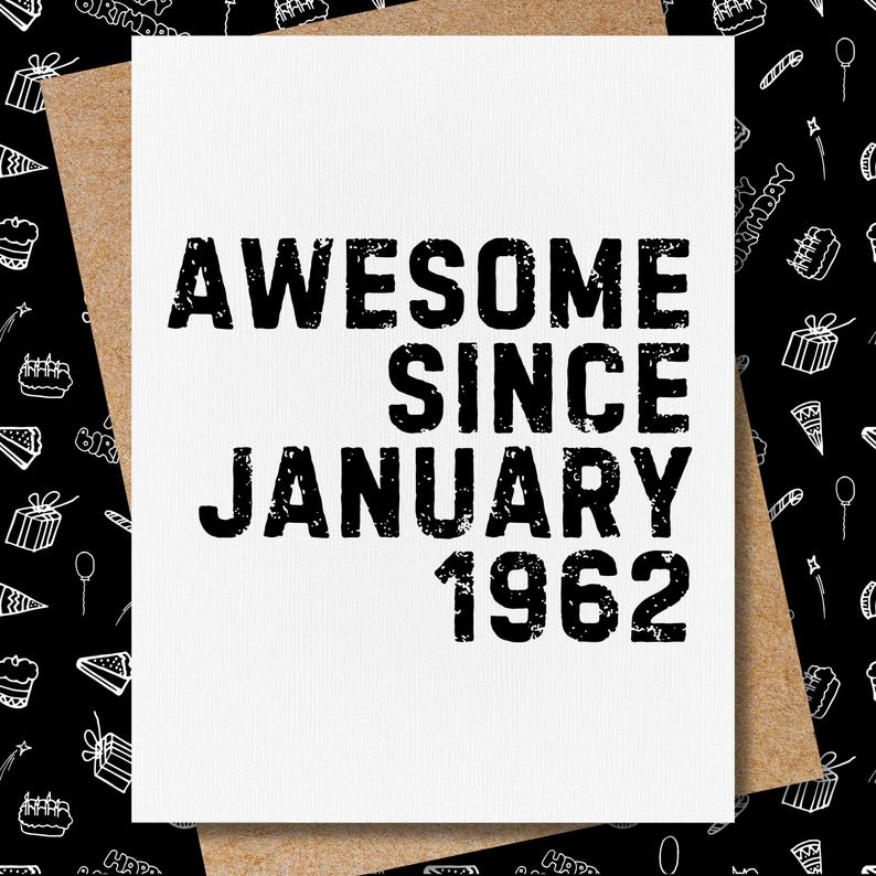 以下が含まれることがあります： 「Awesome Since January 1962」と黒文字で書かれた白いカードです。