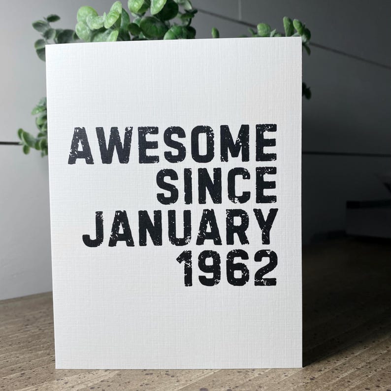 以下が含まれることがあります： 「Awesome Since January 1962」という黒い文字が書かれた白いカードです。