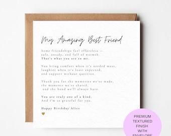 Peut inclure: Une carte de vœux carrée blanche avec du texte noir intitulé My Amazing Best Friend, comprenant un poème sur l'amitié et le texte Happy Birthday Alice avec une petite icône de cœur doré, accompagnée d'une enveloppe en papier kraft brun.