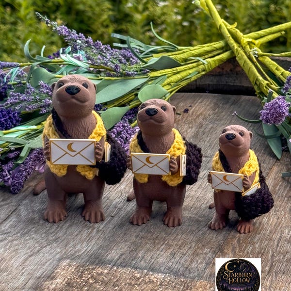 Figura de nutria de Crescent City: chaleco y bandolera tejidos a mano.