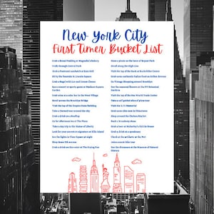 以下が含まれることがあります： ニューヨーク市でできることの赤と青のリスト。セントラルパーク、エンパイアステートビル、自由の女神などの観光スポットを訪れることがリストされています。リストは、ニューヨーク市のスカイラインの漫画で描かれています。