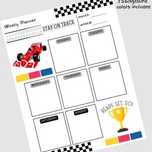 Puede incluir: Un planificador semanal imprimible con temática de coches de carreras. El planificador tiene un borde a cuadros blanco y negro e incluye una ilustración de un coche de carreras rojo. El planificador tiene espacios para cada día de la semana, con el texto "STAY ON TRACK" en la parte superior. El texto "READY. SET. GO!" está en la parte inferior del planificador, con una ilustración de un trofeo dorado.