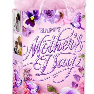 Editable Mother’s Day gift bag template designed for printable sticker and easy customization in Canva. Mother’s Day gift bag sticker template shown applied to a bag, perfect for DIY personalized gifts. Canva Mother’s Day template preview for creating custom gift bag stickers to decorate any bag. Printable Mother’s Day gift bag design mockup featuring a sticker label placed on a gift bag for a handmade touch. Mother’s Day gift bag sticker template for quick and easy customization. Canva Design