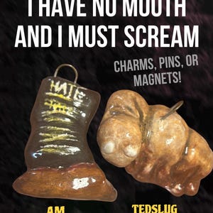 Può includere: Due ciondoli fatti a mano, uno a forma di stivale con la parola "HATE" e l'altro a forma di lumaca. Il testo "I HAVE NO MOUTH AND I MUST SCREAM" è in alto, con "CHARMS, PINS, OR MAGNETS!" sotto.