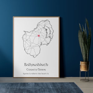 Mapa personalizado de la ciudad / Townland ubicado con un corazón en su condado y las principales rutas arteriales que se tejen en todo el condado.