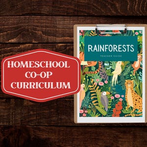 以下が含まれることがあります： 「Rainforests Teacher Guide」のテキストが入った、熱帯雨林をテーマにしたカラフルな表紙のクリップボード。白い文字で「Homeschool Co-Op Curriculum」と書かれた赤い看板が、濃い木材の背景にあります。