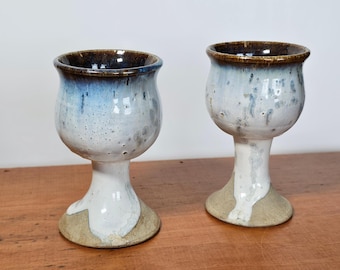 Set di calici spaiati in ceramica artigianale con smalto a goccia, bicchieri in ceramica blu e bianca, tazze in ceramica firmate.