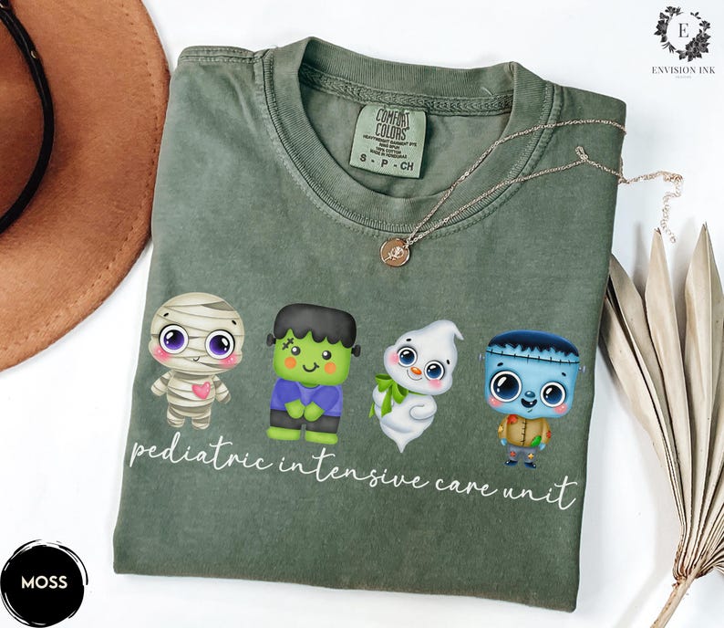 Pode incluir: Camiseta verde com um gr&aacute;fico de quatro monstros de desenho animado e o texto "pediatric intensive care unit".