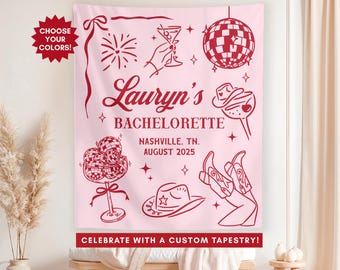 Könnte beinhalten: Rosa Tapisserie mit roten Illustrationen einer Discokugel, Cowboy-Stiefeln, einem Martini und einem Cowboyhut. Der Text lautet "Lauryn's BACHELORETTE, Nashville, TN, August 2025." Enthält "CHOOSE YOUR COLORS!" und "CELEBRATE WITH A CUSTOM TAPESTRY!"