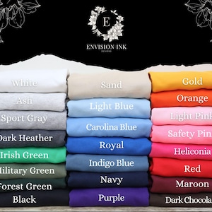K&ouml;nnte beinhalten: Eine Farbkarte mit 18 verschiedenen T-Shirt-Farben, darunter Wei&szlig;, Asche, Sportgrau, Dunkelgrau, Irischgr&uuml;n, Milit&auml;rgr&uuml;n, Waldgr&uuml;n, Schwarz, Sand, Hellblau, Carolina-Blau, Royalblau, Indigoblau, Marineblau, Lila, Gold, Orange, Hellrosa, Sicherheitsrosa, Heliconia, Rot, Weinrot und Dunkelbraun.