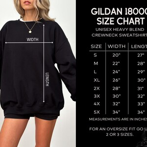 K&ouml;nnte beinhalten: Gr&ouml;&szlig;entabelle f&uuml;r ein Gildan 18000 Unisex Heavy Blend Crewneck Sweatshirt. Die Tabelle zeigt die Breite und L&auml;nge in Zoll f&uuml;r die Gr&ouml;&szlig;en S bis 5X.