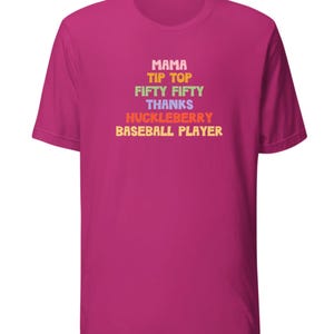 Puede incluir: Camiseta rosa con un gr&aacute;fico de colores arco&iacute;ris que dice "Mama Tip Top Fifty Fifty Thanks Huckleberry Baseball Player"