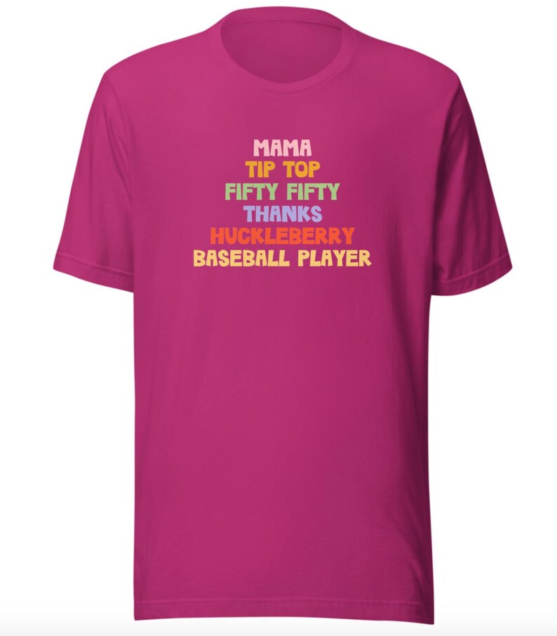 Puede incluir: Camiseta rosa con un gr&aacute;fico de colores arco&iacute;ris que dice "Mama Tip Top Fifty Fifty Thanks Huckleberry Baseball Player"