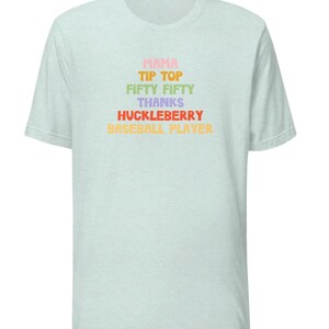 Puede incluir: Camiseta azul claro con el texto "Mama Tip Top Fifty Fifty Thanks Huckleberry Baseball Player" en colores arco&iacute;ris.
