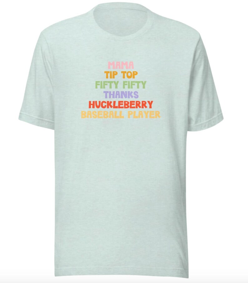 Puede incluir: Camiseta azul claro con el texto "Mama Tip Top Fifty Fifty Thanks Huckleberry Baseball Player" en colores arco&iacute;ris.
