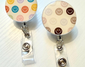 Mini Porta-Crachá Retrátil com Carinha Sorridente e Colorida: Suporte para Identificação de Enfermeiro(a)/Professor(a) com Carinha Feliz