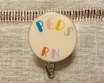 Portatarjetas de identificación para enfermera pediátrica: Regalo para enfermera pediátrica con carita sonriente
