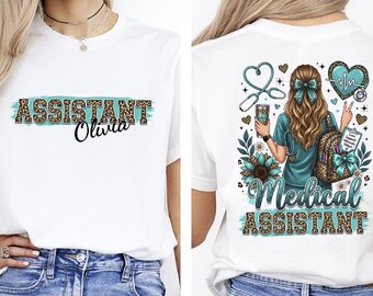 Könnte beinhalten: Ein weißes T-Shirt mit einem Frontaufdruck "ASSISTANT Olivia" in Leopardenmuster und einem Rückenmotiv einer medizinischen Fachkraft mit Stethoskop, Herz und Sonnenblume sowie dem Schriftzug "Medical ASSISTANT" in Leopardenoptik.