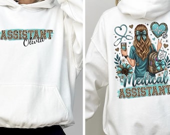 Könnte beinhalten: Ein weißer Kapuzenpullover mit einer Vordergrafik mit dem Text ASSISTANT Olivia in Leopardenmuster. Die Rückseite zeigt eine medizinische Assistenz-Illustration mit Stethoskop, Herz, Sonnenblumen und dem Text Medical Assistant.