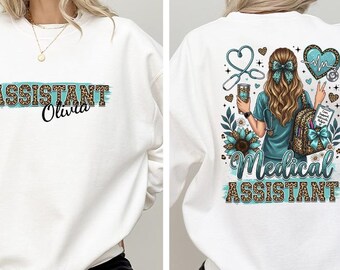 Könnte beinhalten: Ein weißes Sweatshirt mit Rundhalsausschnitt, das auf der Vorderseite ein Leopardenmuster mit dem Text Assistant Olivia zeigt. Die Rückseite zeigt eine medizinische Assistenz-Illustration mit Stethoskop, Herz, Blumen und dem Text Medical Assistant.