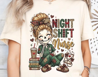 Könnte beinhalten: Ein cremefarbenes T-Shirt mit einer Grafik eines Skelett-Krankenpflegers mit Dutt, in grüner Arbeitskleidung, sitzend auf einem Stapel Bücher mit der Aufschrift Caffeine, Scrubs, Patients, Progress und Purpose, sowie dem Text Night Shift Nurse.