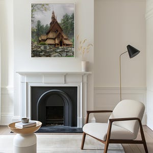Puede incluir: Una fotografía enmarcada de una iglesia de madera con un campanario, rodeada de árboles y un muro de piedra. La iglesia se encuentra en un entorno boscoso con un cielo nublado.