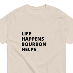 Das Leben passiert Bourbon hilft Shirt, Whisky-T-Shirt, minimalistische Ästhetik, Unisex Gildan 5000 Kurzarm-T-Shirt, lustiges Whisky-T-Shirt