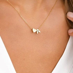 Collar con colgante de inicial de corazón