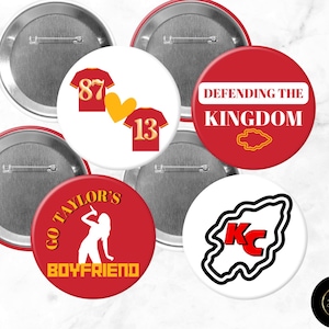 Puede incluir: Conjunto de seis botones de 2,25 pulgadas con varios diseños relacionados con los Kansas City Chiefs. Los diseños incluyen una camiseta de fútbol con los números 87 y 13, un botón rojo con el texto "Defendiendo el Reino", un botón rojo con el texto "Go Taylor's Boyfriend", un botón blanco con un logotipo KC rojo y negro, y dos botones en blanco.