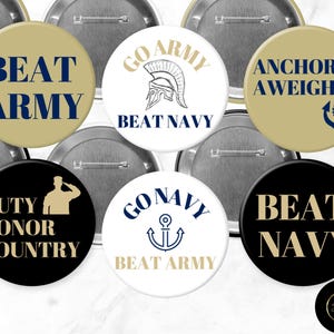 Könnte beinhalten: Sechs runde Knöpfe mit verschiedenen Designs, die sich auf die Rivalität zwischen der United States Naval Academy und der United States Military Academy beziehen. Die Knöpfe zeigen Texte wie "Beat Army", "Go Navy", "Anchors Aweigh" und "Duty Honor Country".