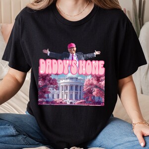 Daddys Home Trump T-Shirt, Daddy Donald, trendiges Damen-Shirt, lustiges Grafik-T-Shirt, Geschenk für sie, Republikaner, 2024 Politiker-Shirt, MAGA