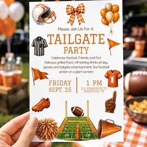 Puede incluir: Una tarjeta de invitación blanca para una fiesta de tailgate con ilustraciones de fútbol americano en naranja y blanco, incluyendo un casco, un lazo, globos, una camiseta de árbitro, una bandera, una camiseta, un zapato de tacos y un megáfono.