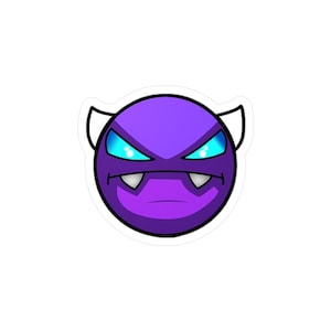 Puede incluir: Una pegatina con una cara de demonio púrpura estilizada con ojos azules brillantes, cuernos blancos y dientes afilados. El diseño tiene un borde blanco, creando un gráfico audaz y llamativo.