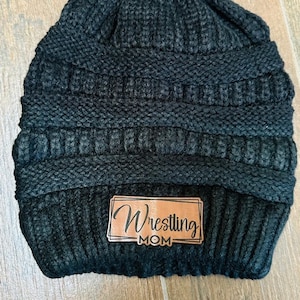 Gorro de mamá luchadora, gorro de lucha libre, gorro de espíritu, gorro con pompón, gorro para el día del partido, ropa de espíritu, gorro, regalo para mamá luchadora
