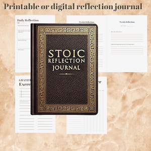 Op de afbeelding: Een printbaar of digitaal reflectiejournaal met een bruine leren omslag en gouden accenten. De omslag heeft de tekst "STOIC REFLECTION JOURNAL" in gouden letters. Het journaal bevat pagina's voor dagelijkse en wekelijkse reflecties.