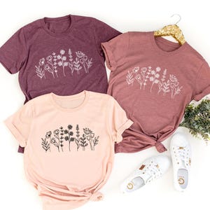 Minimalist T-Shirts, Gifts for Women, Flowers Crewneck Sweatshirt, Aesthetic T-shirt, Wild Flowers Graphic T-shirts, Floral Shirts for Women