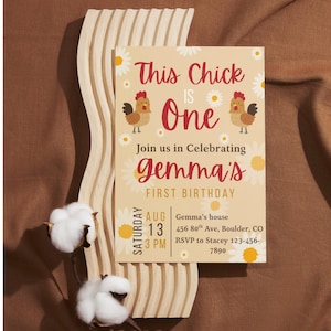 Puede incluir: Una invitación de cumpleaños con el texto "This Chick is One" y "gemma's FIRST BIRTHDAY". La invitación presenta ilustraciones de pollos y margaritas. La fecha y hora son el 13 de agosto a las 15:00.