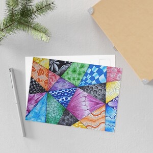 postale d'art abstrait POD | Carte postale colorée, motif triangulaire, cadeau parfait pour les amateurs d'art, cartes-cadeaux uniques, papeterie colorée