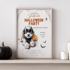 Puede incluir: Una invitación enmarcada para una fiesta de Halloween presenta un perro con una máscara de superhéroe y una calabaza. El texto de la invitación dice "Spooktacular Halloween Party" con detalles del evento. Una calabaza negra y velas están en el estante.