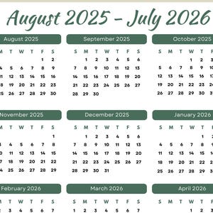 Op de afbeelding: Een jaarkalender van augustus 2025 tot juli 2026, gepresenteerd in een rasterindeling. Elke maand heeft een donkergroene kop en data op een witte achtergrond. De dagen van de week zijn ook opgenomen.