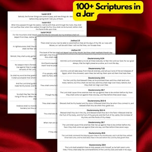 Peut inclure: Un fond rouge avec du texte blanc qui dit "100+ Écritures dans un bocal". L'image montre une collection de cartes blanches avec du texte noir, chaque carte contenant un verset biblique différent. Les versets sont tirés de l'Ancien Testament, notamment Isaïe, Josué et Deutéronome.