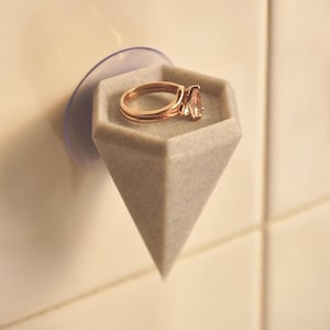 3D Gedruckter Ringhalter im Stein-Look mit Wandsauger