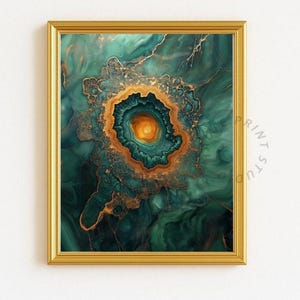 Puede incluir: Una impresión de arte mural enmarcada que presenta una pintura fluida abstracta con remolinos de verde esmeralda profundo, verde azulado y verde bosque oscuro. Una formación central circular tipo geoda brilla con tonos naranja y oro.