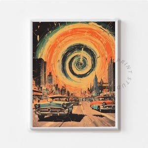 Op de afbeelding: Een ingelijste print van een vintage autoscène. Het kunstwerk toont klassieke auto's op een stadsstraat, met een opvallend spiraalontwerp in de lucht. Het kleurenpalet omvat tinten blauw, oranje en zwart.