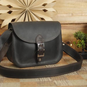 Petit sac à main marron en cuir personnalisé - Sac à main bandoulière chocolat - Sac à bandoulière en cuir moyen pour elle - Sac en cuir fait main