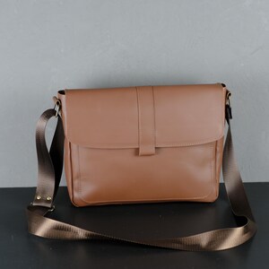 Handgemaakte gepersonaliseerde leren schoudertas voor mannen, lederen crossbodytas, aangepaste gegraveerde schoudertas, cadeau voor hem, reistasje