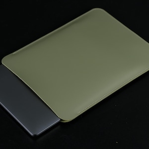 Custodia in pelle personalizzata per MacBook, custodia per laptop fatta a mano, custodia per MacBook Air Pro 13, 14, 15 e 16 pollici con incisione personalizzata, idea regalo minimalista