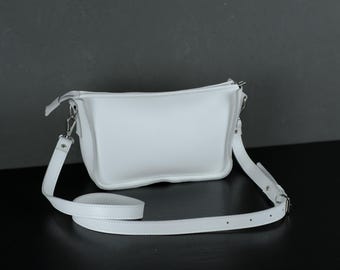 Handgemaakte volnerf leren crossbodytas, gepersonaliseerd gegraveerd cadeau