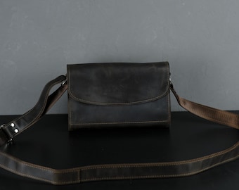 Handgefertigte Crossbody-Tasche aus Crazy Horse-Leder, verstellbarer Riemen, personalisiert